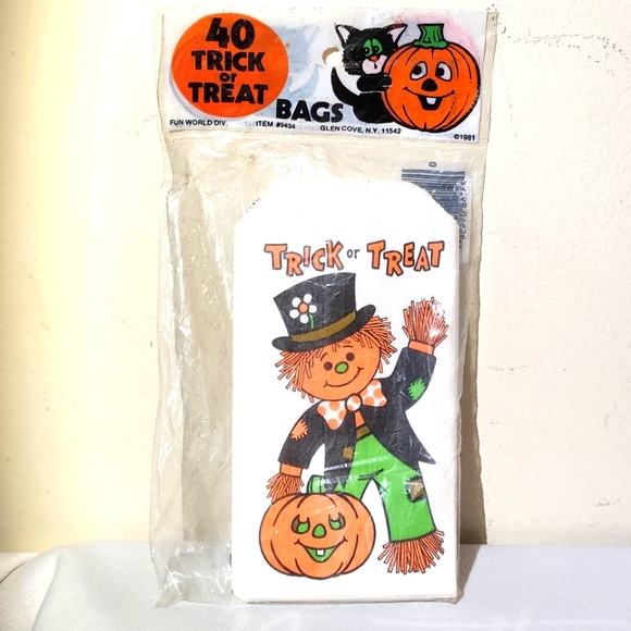 Sealed 1981 Fun World Division Trick or Treat Paper Candy Bags Sealed Package - Picture 1 of 8